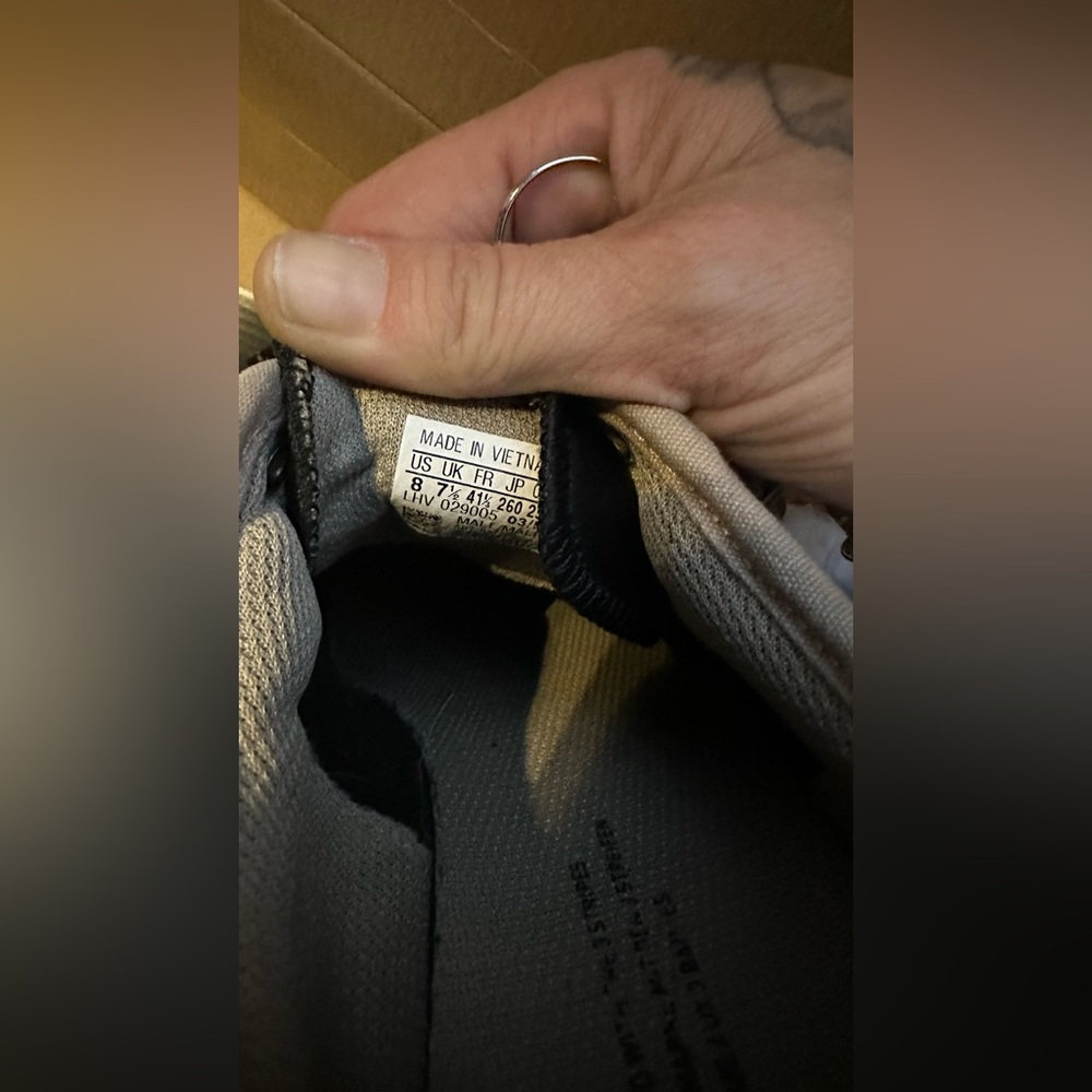 Men’s Adidas beige & black size 8 leather skate shoes